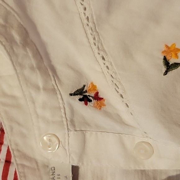 Lucky tee with button fron and floral bib. - Picture 5 of 6